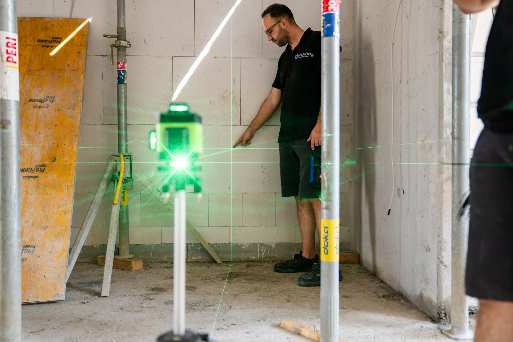 Elektriker von HausEtage richtet Installationshöhen mit dem Linienlaser aus