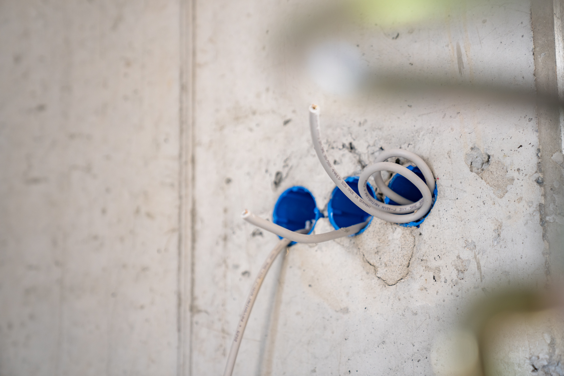 Nahaufnahme sauber verlegter Kabel in Unterputzdosen