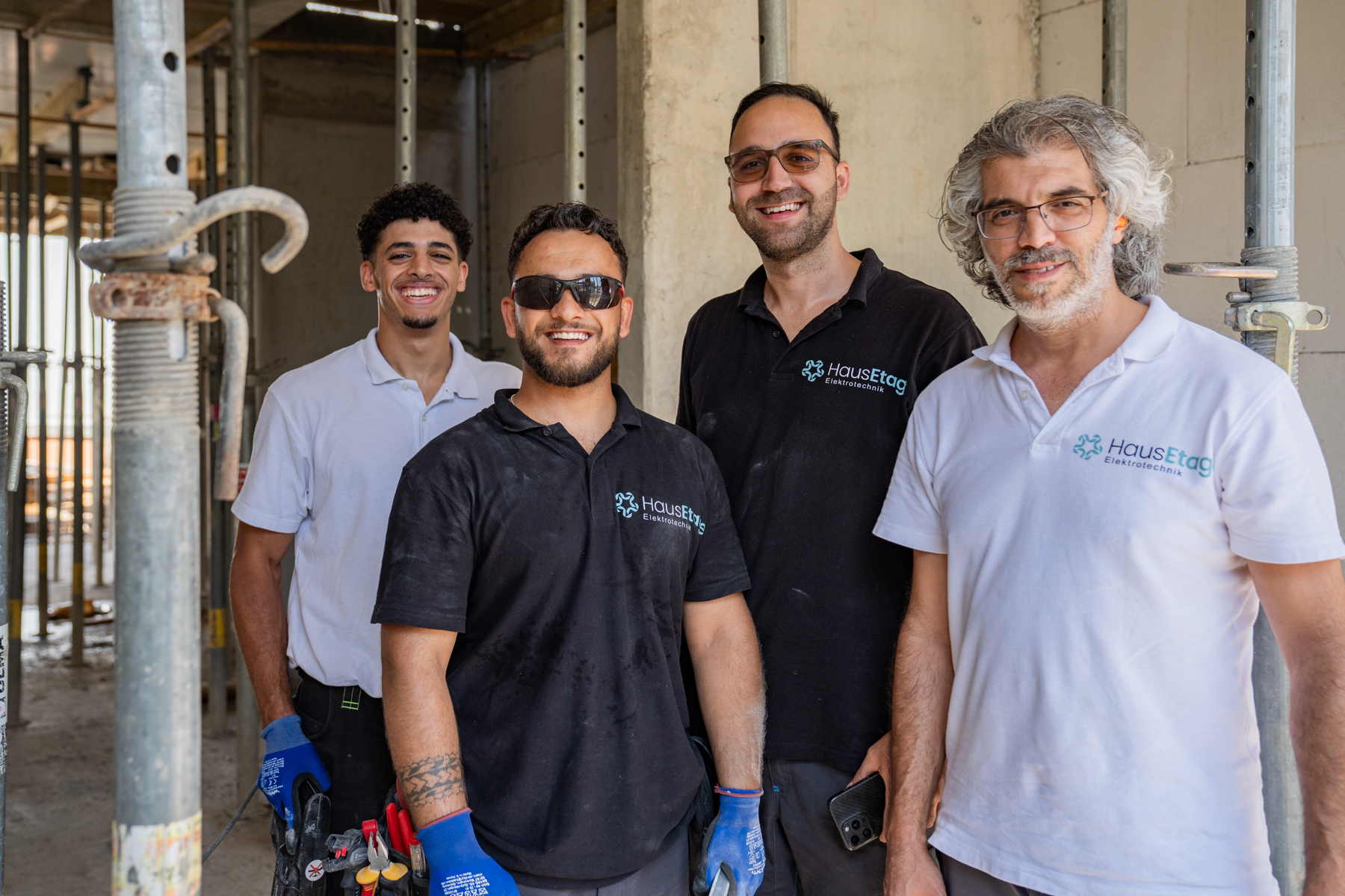 Das Team von HausEtage Elektrotechnik aus Mannheim auf der Baustelle