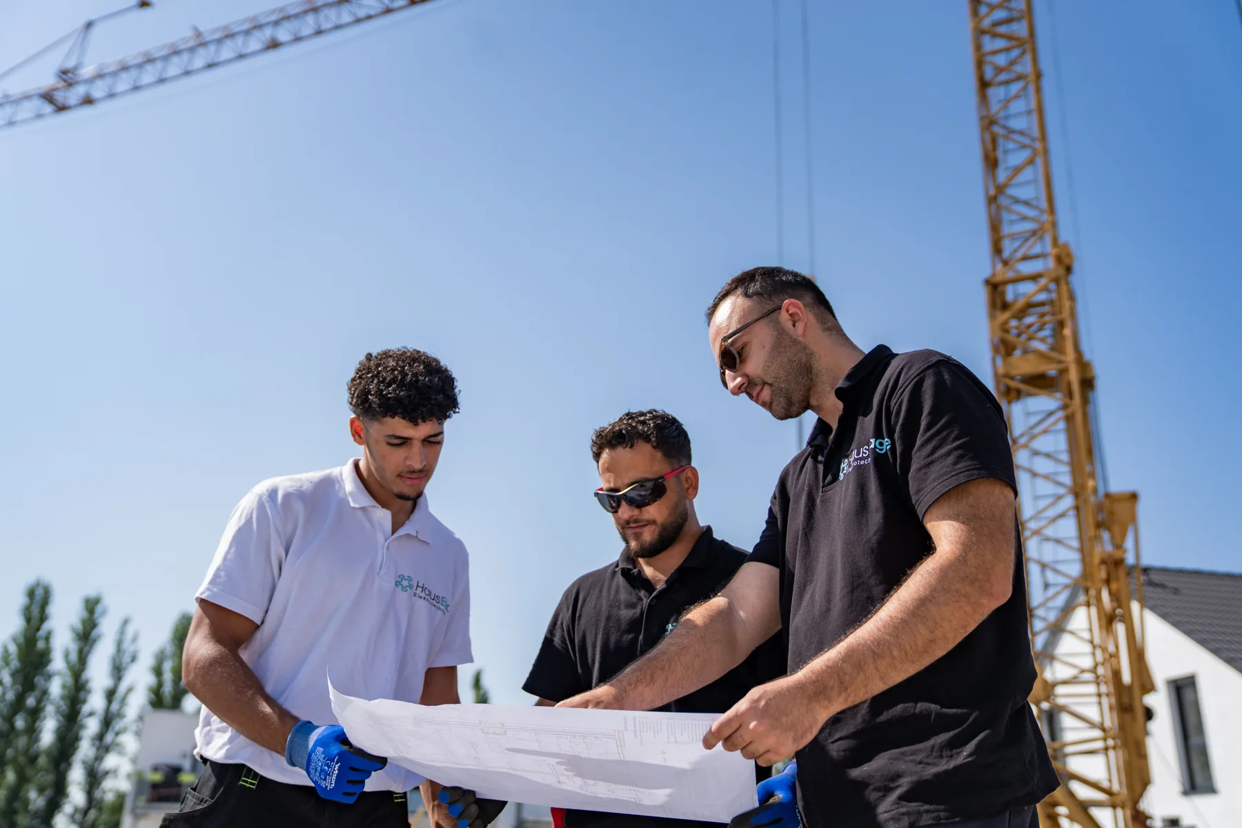 Team von HausEtage bespricht den Elektroplan auf einer Baustelle in Mannheim
